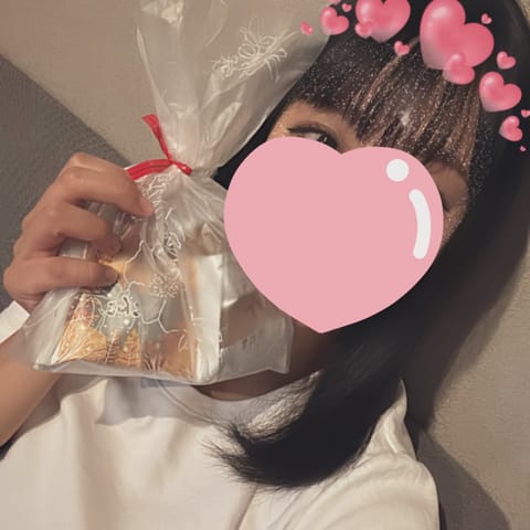 出勤しましたっ！
電車間違えちゃって少し遅刻しちゃった😢

お部屋着いたらお土産あった！
どなたか分からないけどありがと