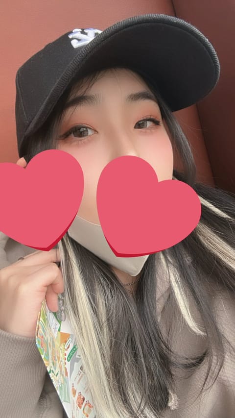 遅くなりました💦

出勤してます😊✨

この前お誕生日にお友達と雰囲気変えて
遊園地行ってきました🚗³₃

黒髪の方がい
