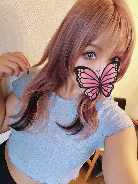 ヘアチェンジしたぁ💕かわちぃ！ギャルみ増し～💋
色黒なのに写メだと肌白くなっちゃうなぁ😂😂