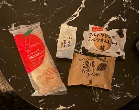 退勤してます🙂‍↕️
今日もお兄様たちのおかげで🈵ありがとう♡

岩手のお土産すごい美味しかった( ; ; )

次回出
