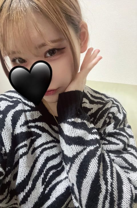 いるよーーん💘💘
髪色抜けてだいぶ明るくなってきた
なに色似合いそうか教えて😵‍💫💖