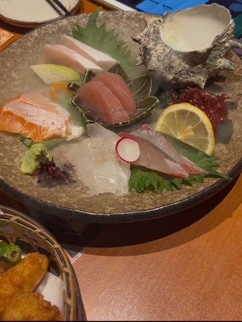 今日も18時から27時まで出勤してます✨

この写真は最近食べに行った海鮮料理！美味しかったなあ🤤💘