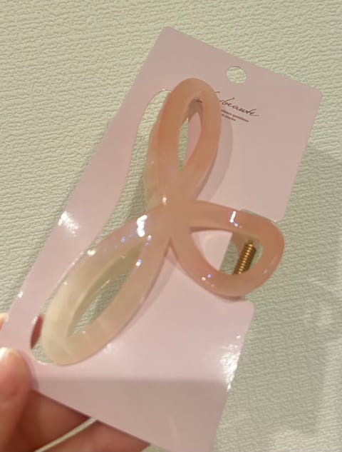 🌸桜色のキラキラクリップ可愛くて買っちゃった☺️

他にも桜と猫のポチ袋🧧あって
ピンク色可愛くて癒されました🥰💗
薄い