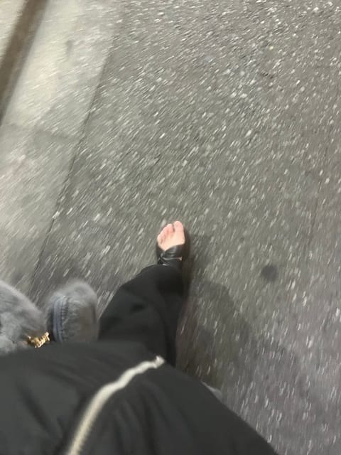 さすがに素足寒いかも
