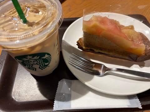 こんにちは🧑‍🩰

今週も折り返し‼️
午後も頑張れてますかな？🔥

私はお友達と久々スタバに来たら美味しそうな桃のケー