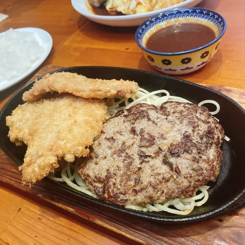昨日は夜更かししてしまいました🥱
どんどん夜型になってってるの直したいよう🥹🥹

先日、おじ様のお友達とオフィス街ランチ