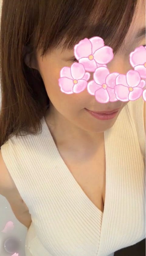 こんばんは🌃
少し遅くなりましたが、本日も新大阪ルームに出勤しています♡
夜になると涼しくなって嬉しい〜☺️
日中はまだ