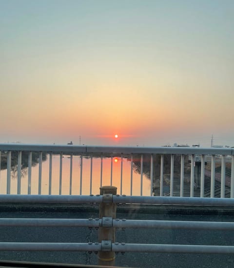 昨日は夕焼けがめちゃくちゃ綺麗でした🥺思わず車の中から慌てて撮ったから柵が邪魔だけど…水面にも写ってて素敵だった✨

本