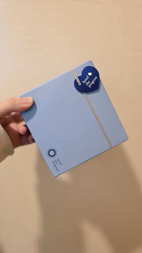 昨日仲良しのお兄さんから素敵すぎるホワイデーいただきました🥰
見た目も素敵で味も凄く上品で美味しかった～🤤
本当にありが