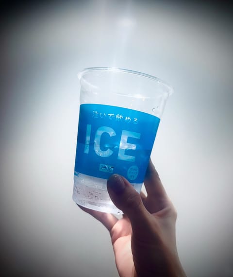 セラピストの皆さん、これはファミマのなんですがこれを購入してルームへ入りいつも飲むドリンクを注いで飲むと冷たくて汗がはや
