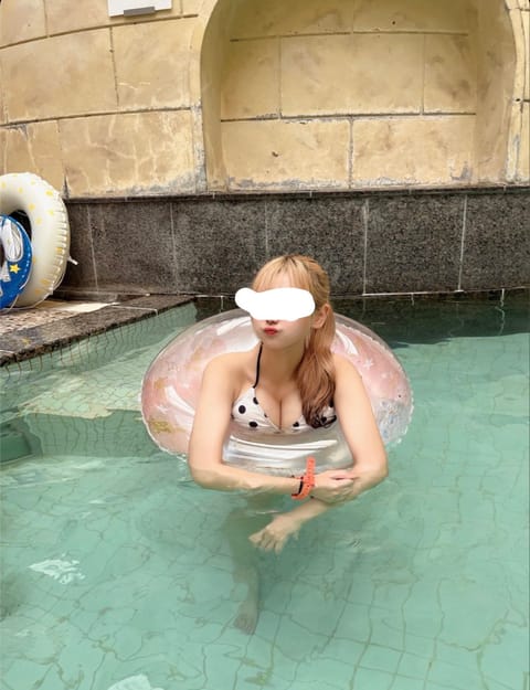 流れるプール人いっぱいすぎてちょい拗ねてるｵﾚ😇