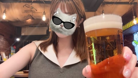 こんばんは、りんです☺️

「かんぱい！」の気持ちが前に出すぎて、

グラスが主役の一枚になりました🍻

襟元はおすまし