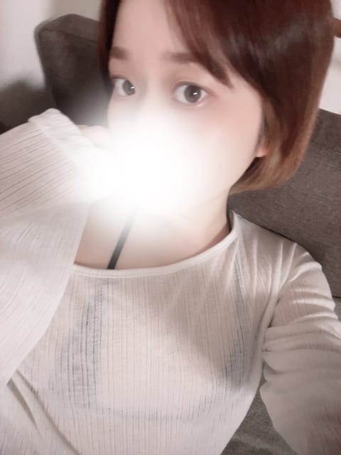 こんばんは🌛
本日出勤です〜

次24:15〜ご案内できます！

明日も12:00-26:00までいるので
事前予約もお