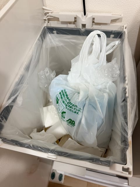 えー！ゴミ箱もさ、これだけ入ってるなら捨てていって欲しかったなー
