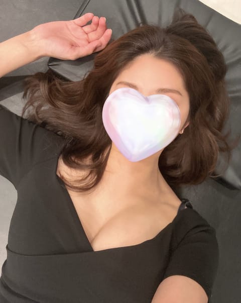 こんばんは！
12日(金)19時半〜出勤します🙋‍♀️

22時〜1枠🈳です！

暑くてジメジメな日はサラサラパウダーで