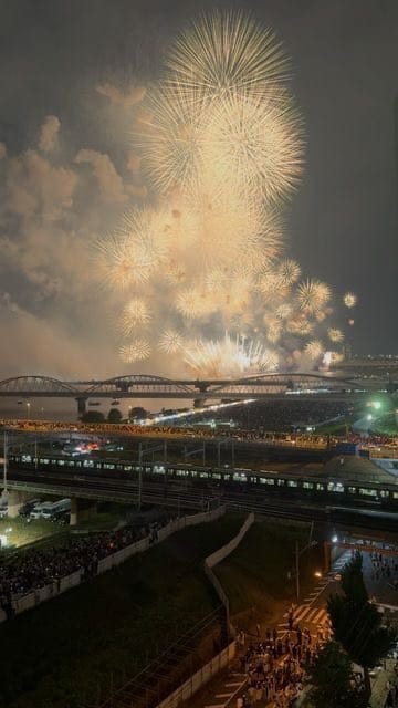夜空に咲いた花火みたいに、
あなたのこと思い出すたび胸がきゅってなる🎆💭

まだ消えないこの余韻、
次はあなたの隣で感じ