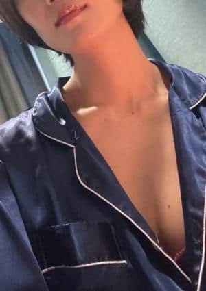 初美せりな